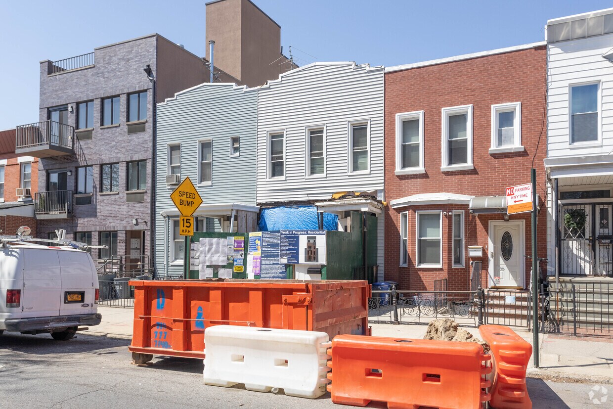 Building Photo - 27 27th St