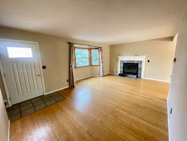 Building Photo - Charming 3-Bed Home Near CSU with Spacious...