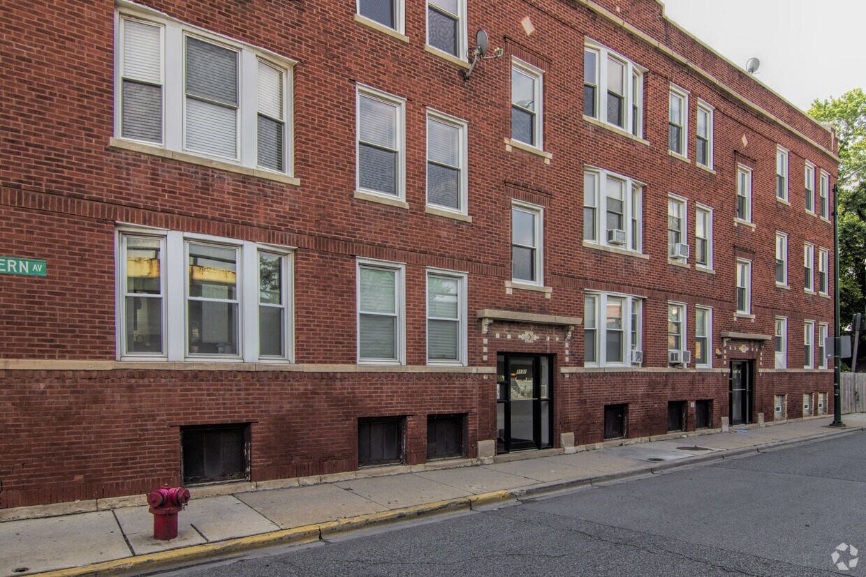 Building Photo - 3127-3131 N Western