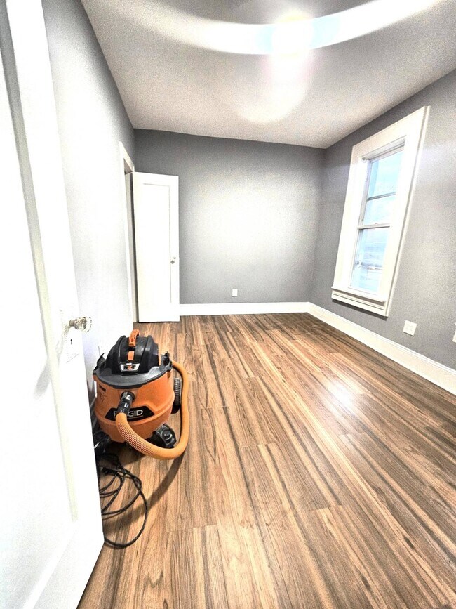 Foto del edificio - 60-61-61 60th Rd