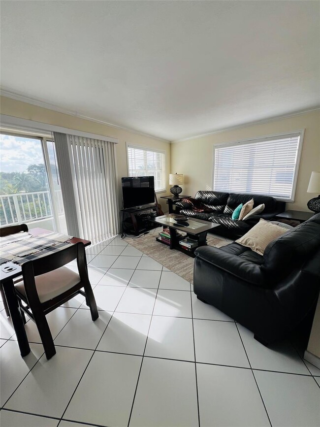 Building Photo - 2600 Collins Ave