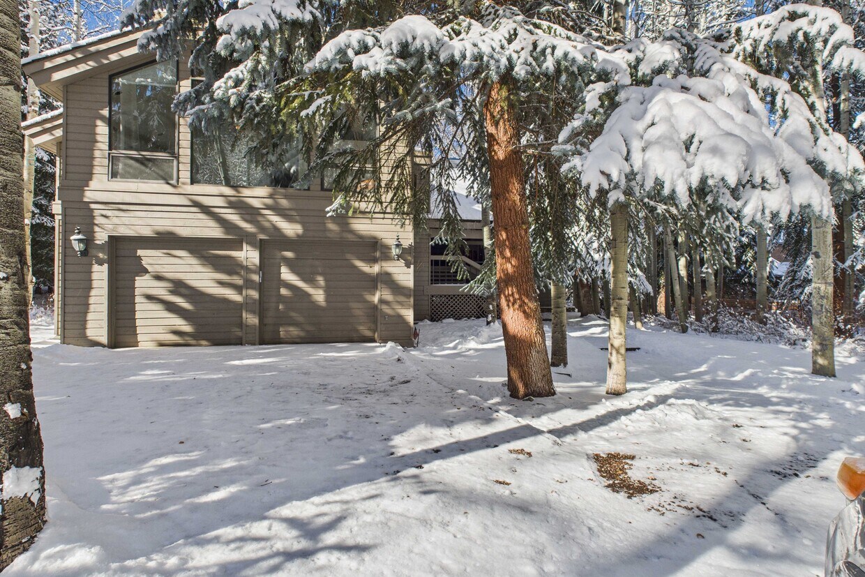 Primary Photo - 645 Sneaky Ln