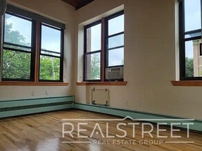 Building Photo - Underhill Avenue