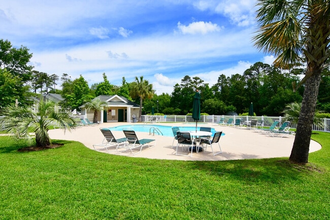 Foto del edificio - 390 Pinehurst Ln