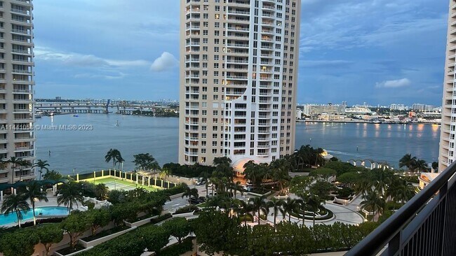 Foto del edificio - 540 Brickell Key Dr