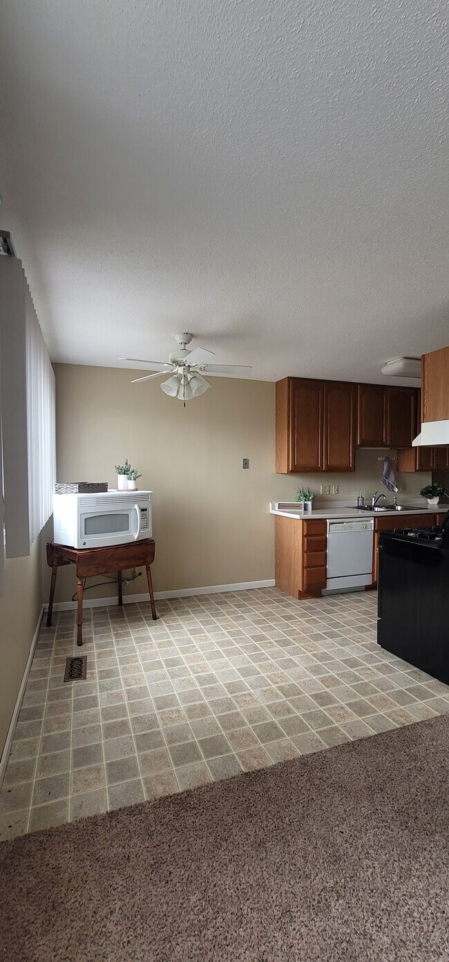 Dining area - 150 Island Park Dr NE