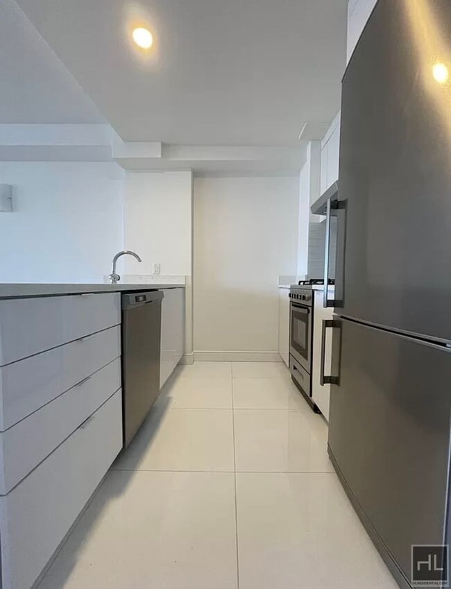 Building Photo - Gorgeous Rent Stabilized 1 bed spanning 700 sq feet - Heat, HW & Cooking gas included, DW Private...
