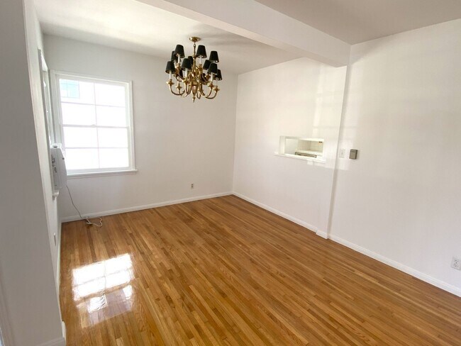 Building Photo - Manhattan Beach Family Home in the heart o...