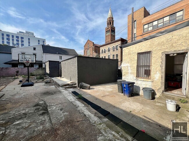 Building Photo - 3BR 1BA w/ Laundry, Massive Private Backya...