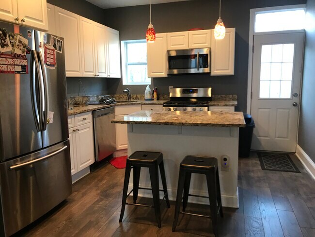 Foto del edificio - 642 Hobart Pl NW