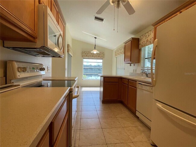Building Photo - 492 Lake Suzanne Dr