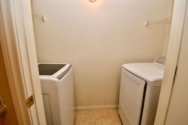 Building Photo - LOVELY 1 BED, 1 BATH CONDO A FEW MINUTES A...
