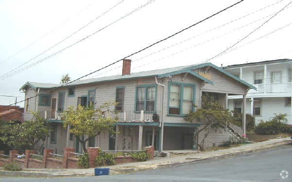 Building Photo - 831 6th Ave