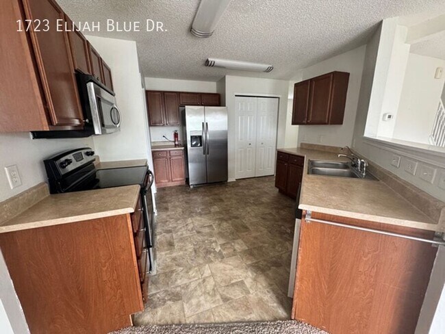 Foto del edificio - 1723 Elijah Blue Dr