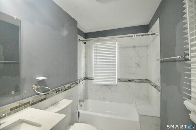 Foto del edificio - 807 Brewster St