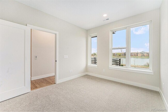 Foto del edificio - 2327 Lakeshore Ln