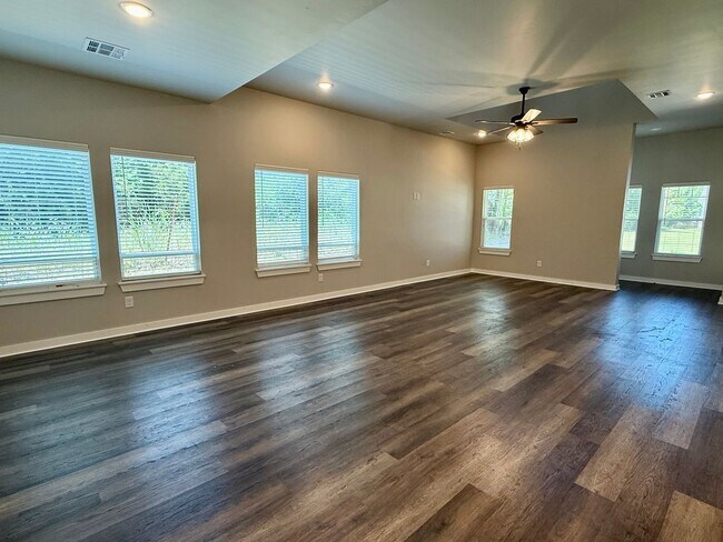 Building Photo - Large 2 Bed, 2 Bath in Beautiful Well Main...