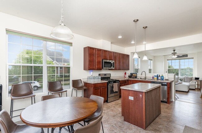 Building Photo - Gorgeous 3 Bed Townhome in Orland Park