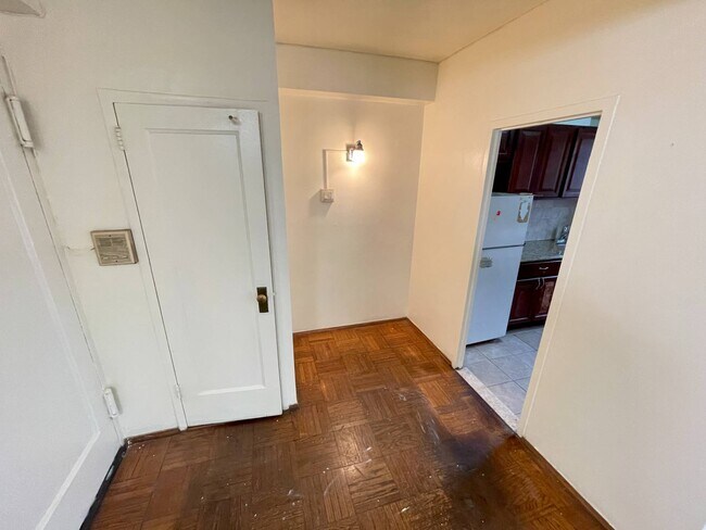 Foto del edificio - 1439 Metropolitan Ave