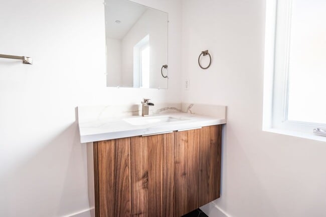 Building Photo - 148 S Madison Ave