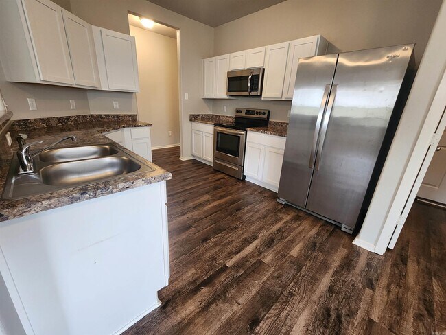 Building Photo - 2412 Kenneth Dr