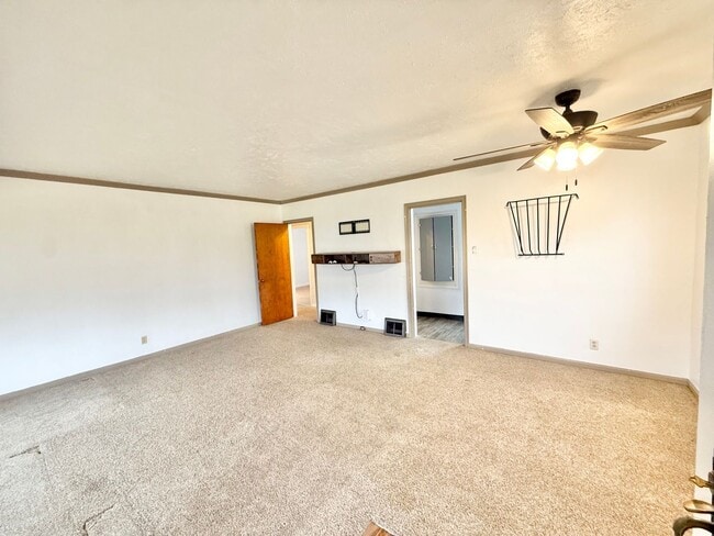 Building Photo - Move in ready home on Routt!