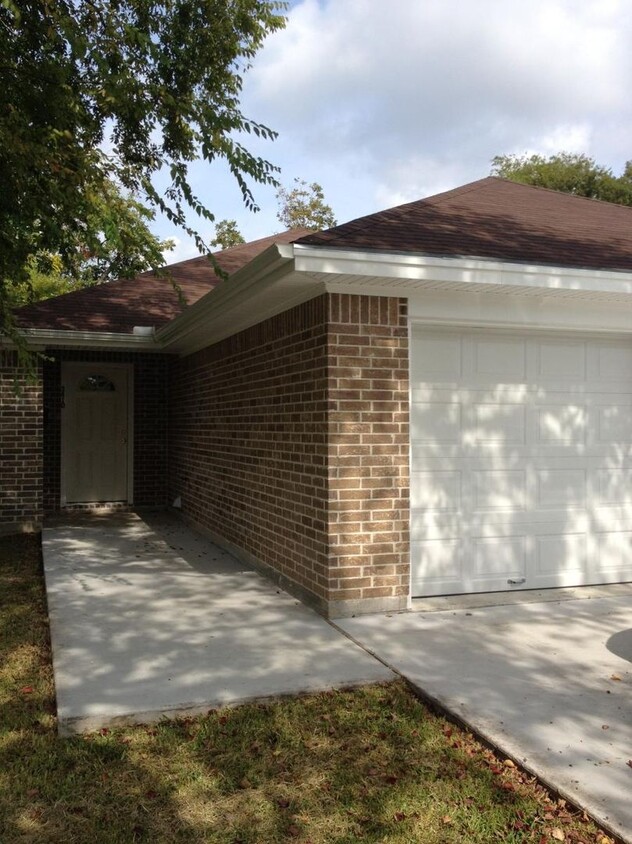 Foto principal - 3404-3406 Avenue E