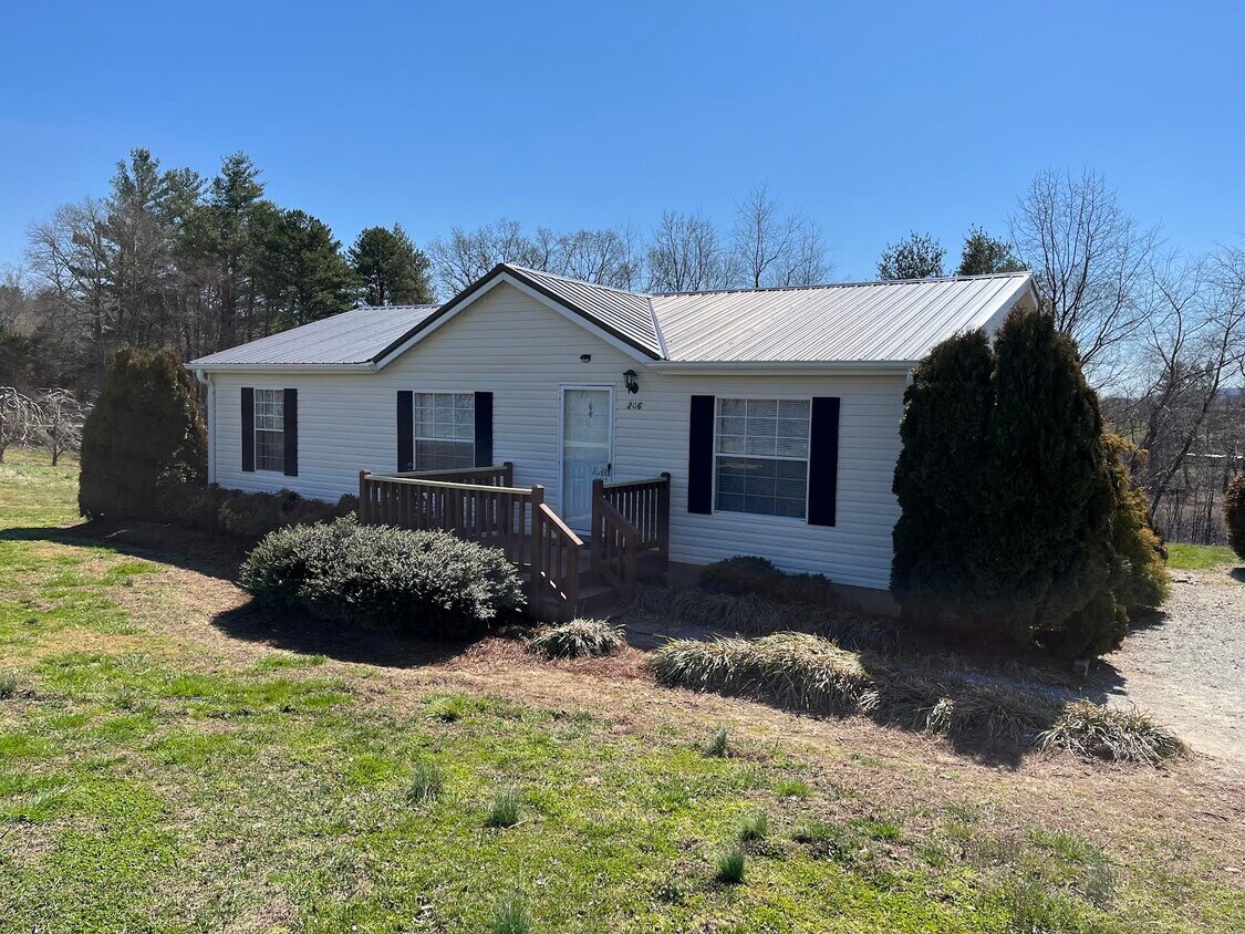 Primary Photo - 206 Douglas Drive-Apple Country Home