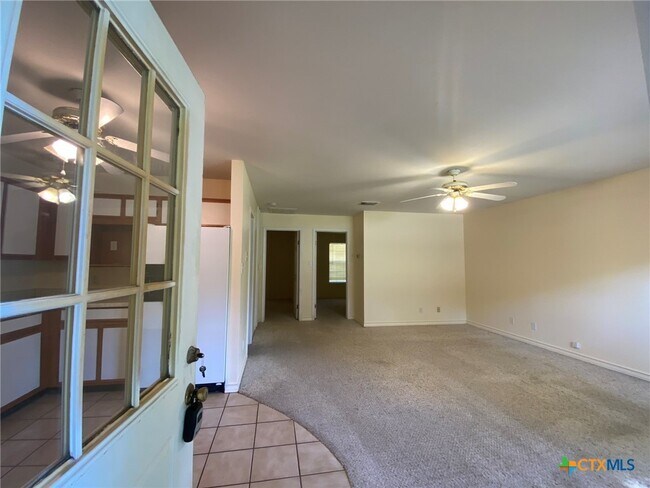 Building Photo - 570 Beverly Ln