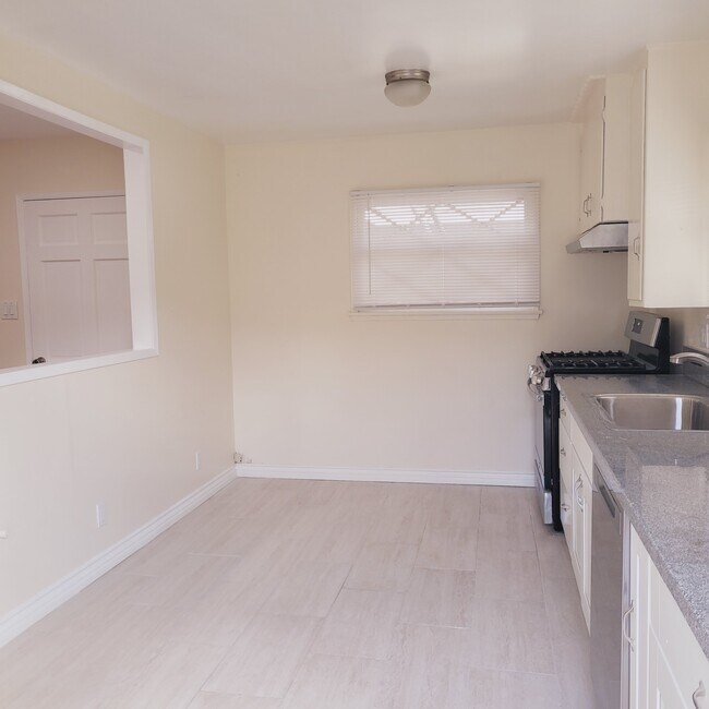 Foto del edificio - 1853 Volk Ave