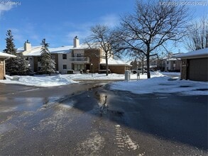 Building Photo - 6670 Maple Lakes Dr