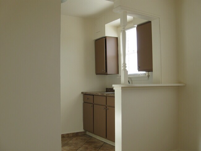 Building Photo - 628 Southcrest Ct