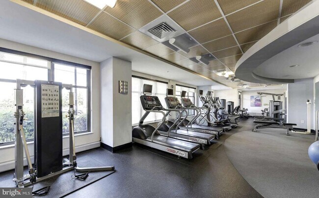 Building Photo - 525 N Fayette St