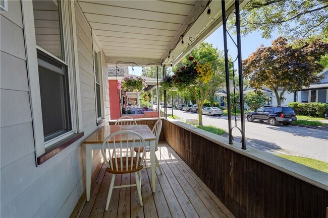Building Photo - 437 Caroline St