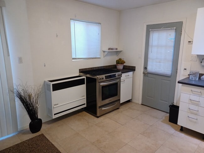 High end stove - 7649 Beckett St