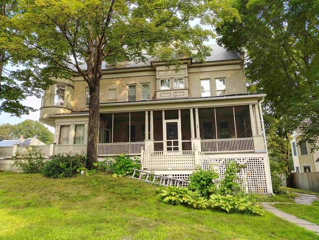 Building Photo - 113 School, 2B