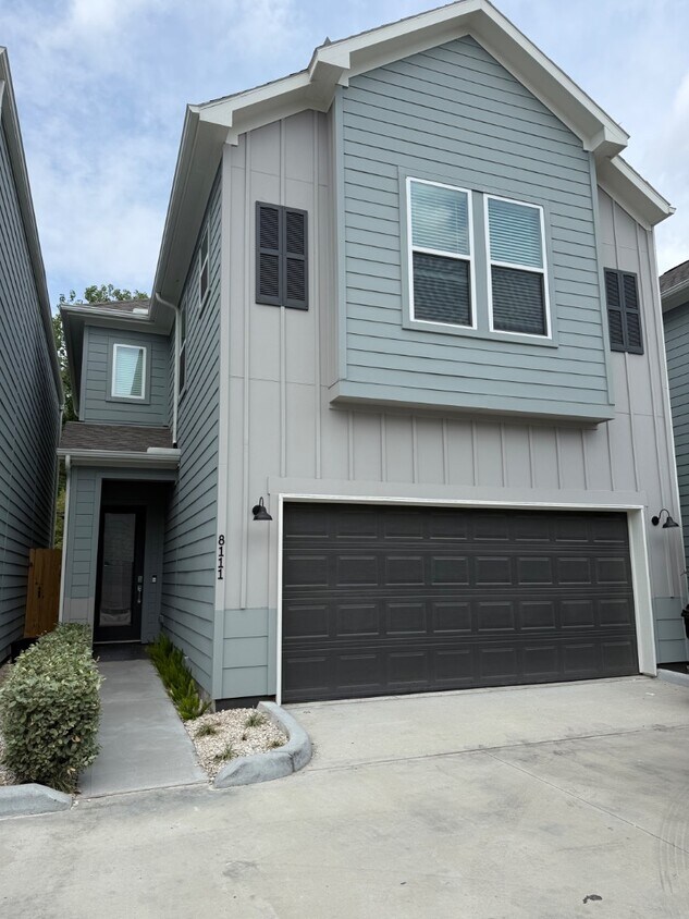 Foto principal - 8111 Esther Acres Ln