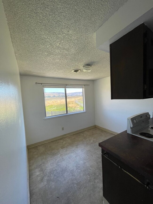 Foto del edificio - 3 bed 1 bath upstairs apartment with deck ...