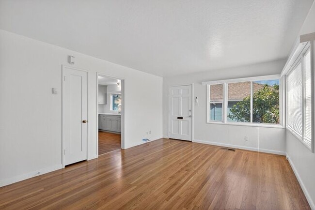 Foto del edificio - $2,800 /Month Beautiful 1 Bed, 1 Bath Single Story Centrally located in Petaluma!