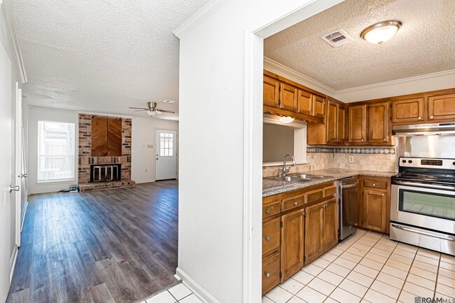 Building Photo - 9821 Siegen Ln