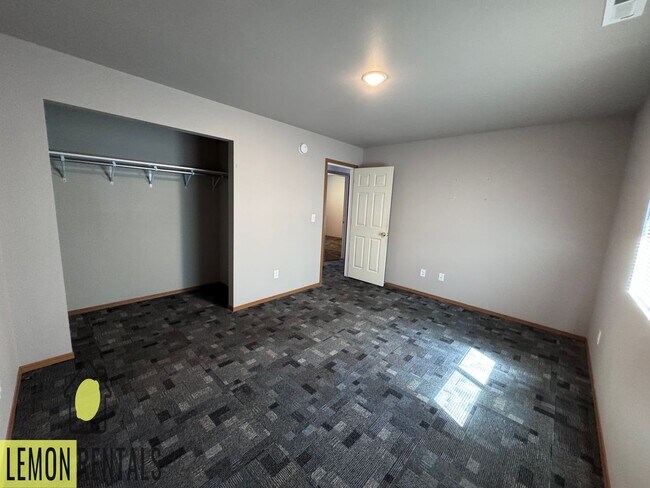 Foto del edificio - 302 E. "P" St