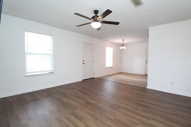 Building Photo - 3 bedroom patio home in the heart of Downt...