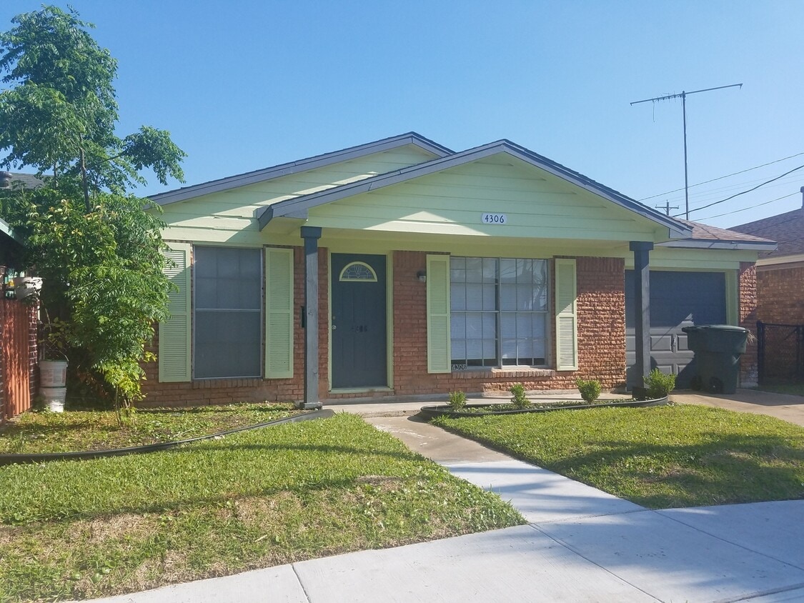 Foto principal - 2 bedroom 1 bath 43rd Ave. L - pet friendly