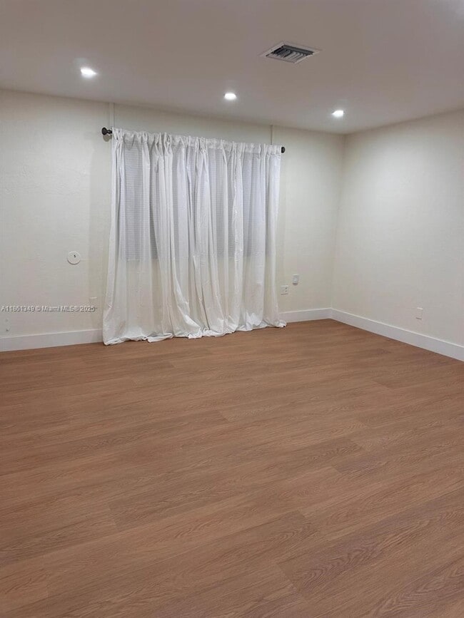 Foto del edificio - 1150 SW 12th St