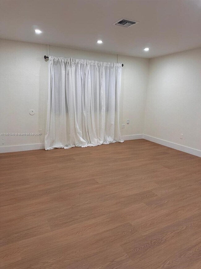 Foto del edificio - 1150 SW 12th St