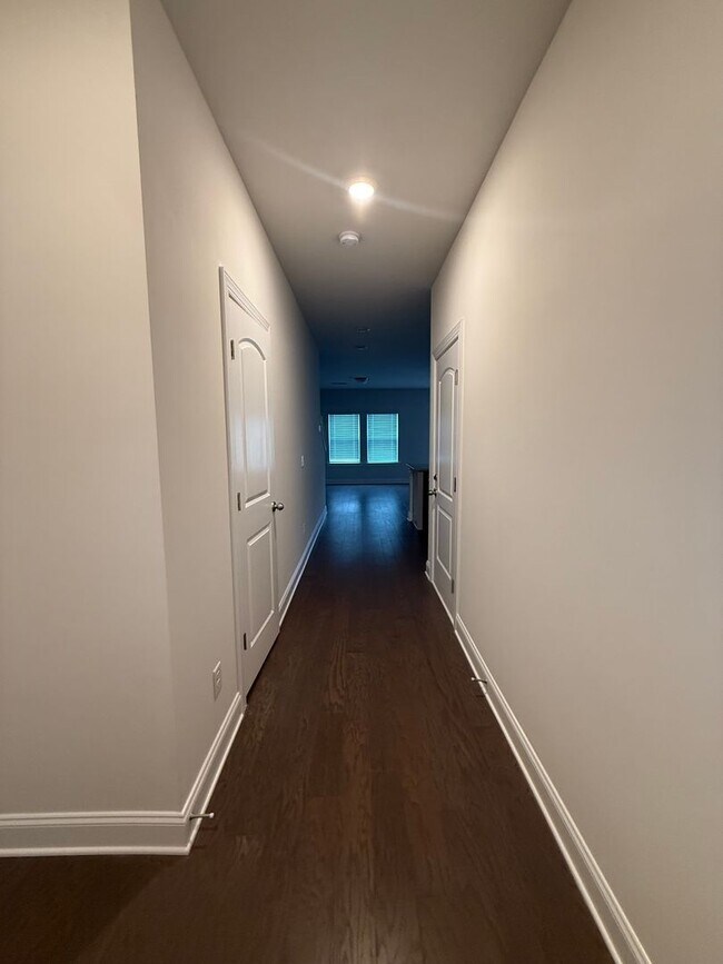 Building Photo - HALF OFF FIRST MONTH RENT!! Three Bedroom ...
