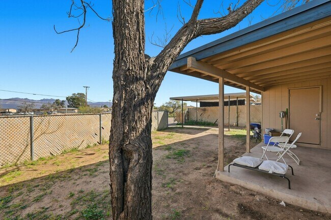 Foto del edificio - 2439 Parkside Dr