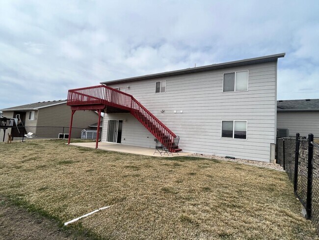 Foto del edificio - ~ APPLICATIONS PENDING ~ 4 Bedroom, 3 Bath...