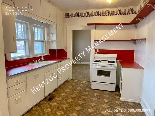 Building Photo - Large 3 Bedroom 2 bathroom home!