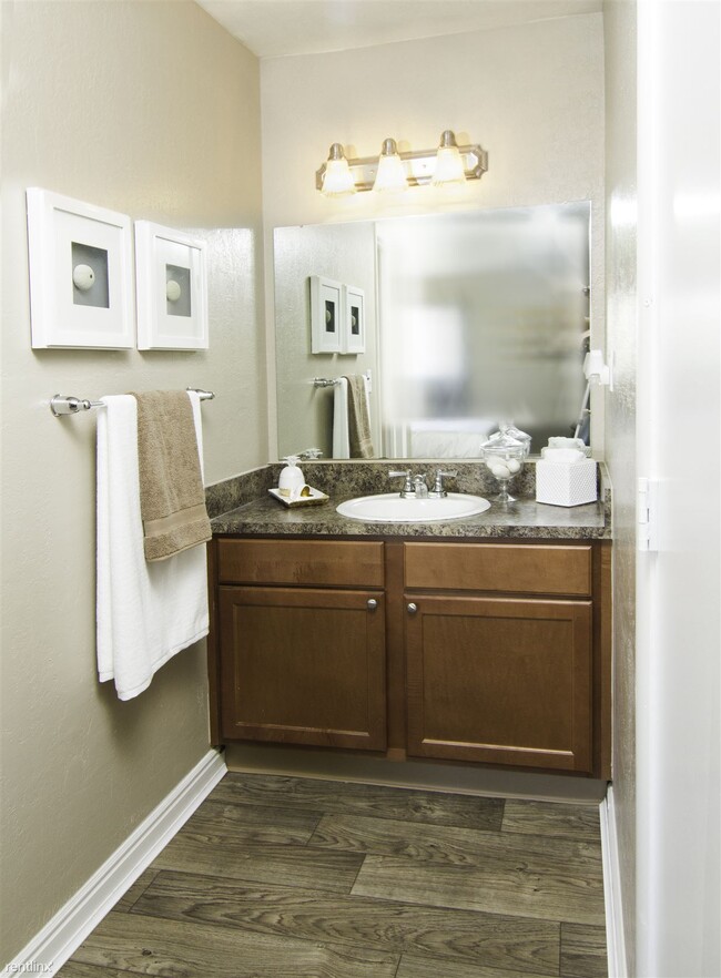 Building Photo - 2 br, 1 bath Apartment - Foothill Place